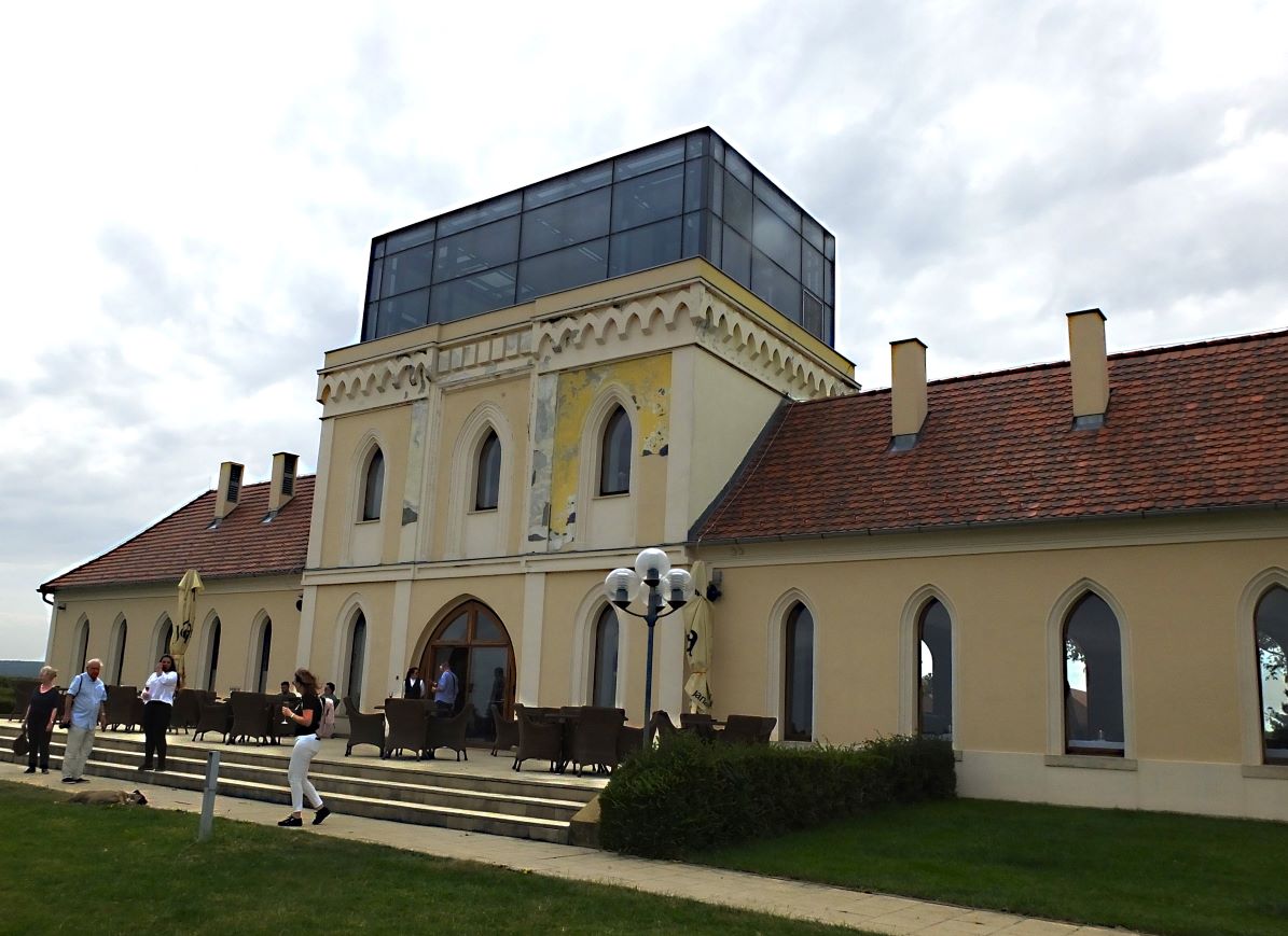 Das von Weinbergen umgebene Schloss „Principovac Ladanjski“ in Ilok