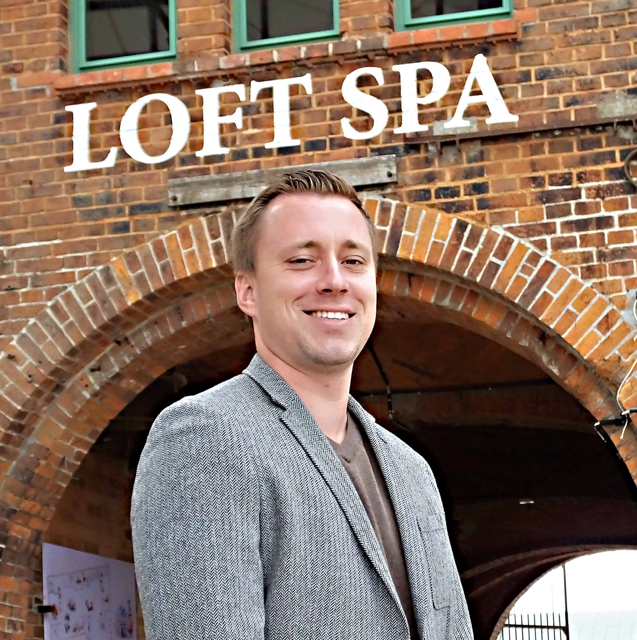 Zusammen mit seinem Vater, dem verdienstvollen Firmengründer Lutz Lange, ist auch Jan Lange geschäftsführender Gesellschafter des Familienunternehmens Hotel & Brauhaus Alte Ölmühle. Über den neuen riesigen Soft Spa-Bereich ist er besonders stolz.


