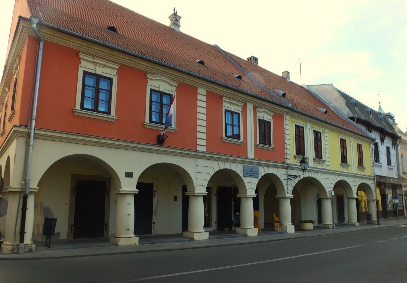 In der Altstadt von Vukovar: schön restaurierte Laubengang-Häuser