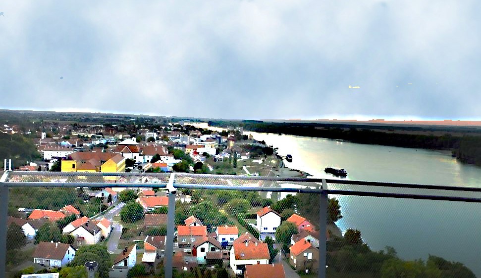 Schöner Weitblick von der Aussichtsplattform des Wasserturms Vukovar auf Stadt und Donau
