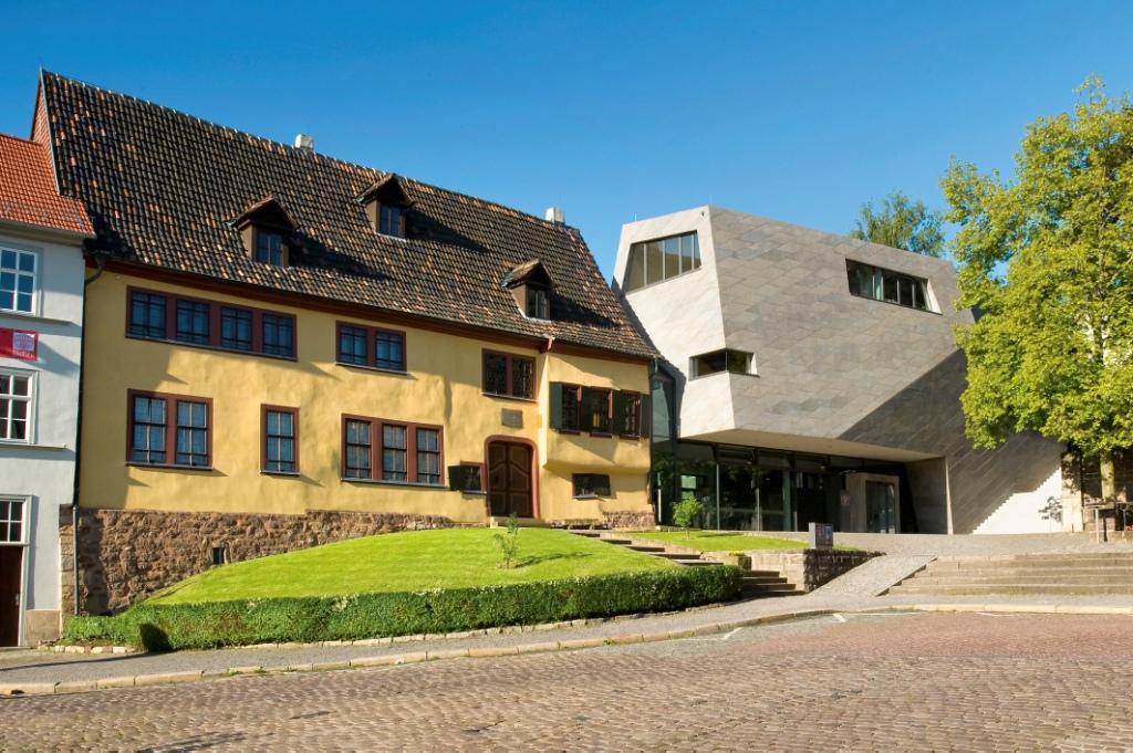 Das mit einem modernen Anbau versehene Bachhaus Eisenach ist das größte Museum für den in Eisenach geborenen Welt-Musiker Johann Sebastian Bach (1685 - 1750).