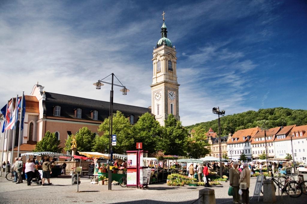 Der Markt mit der vielbesuchten konzertaffinen Georgenkirche, wo auch Martin Luther predigte - hier schlägt das pulsierende Herz der Wartburgstadt Eisenach. Foto: Anna-Lena Thamm