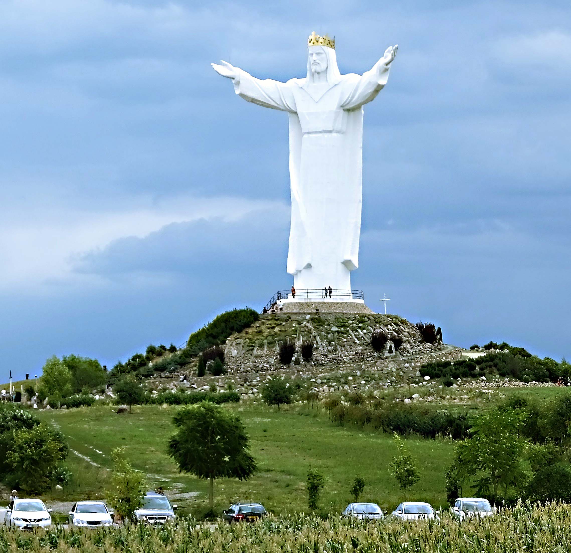 Beim Abschiedsblick über den Parkplatz wird durch den Größenvergleich das Gigantische der Christus-Statue noch einmal so richtig deutlich.