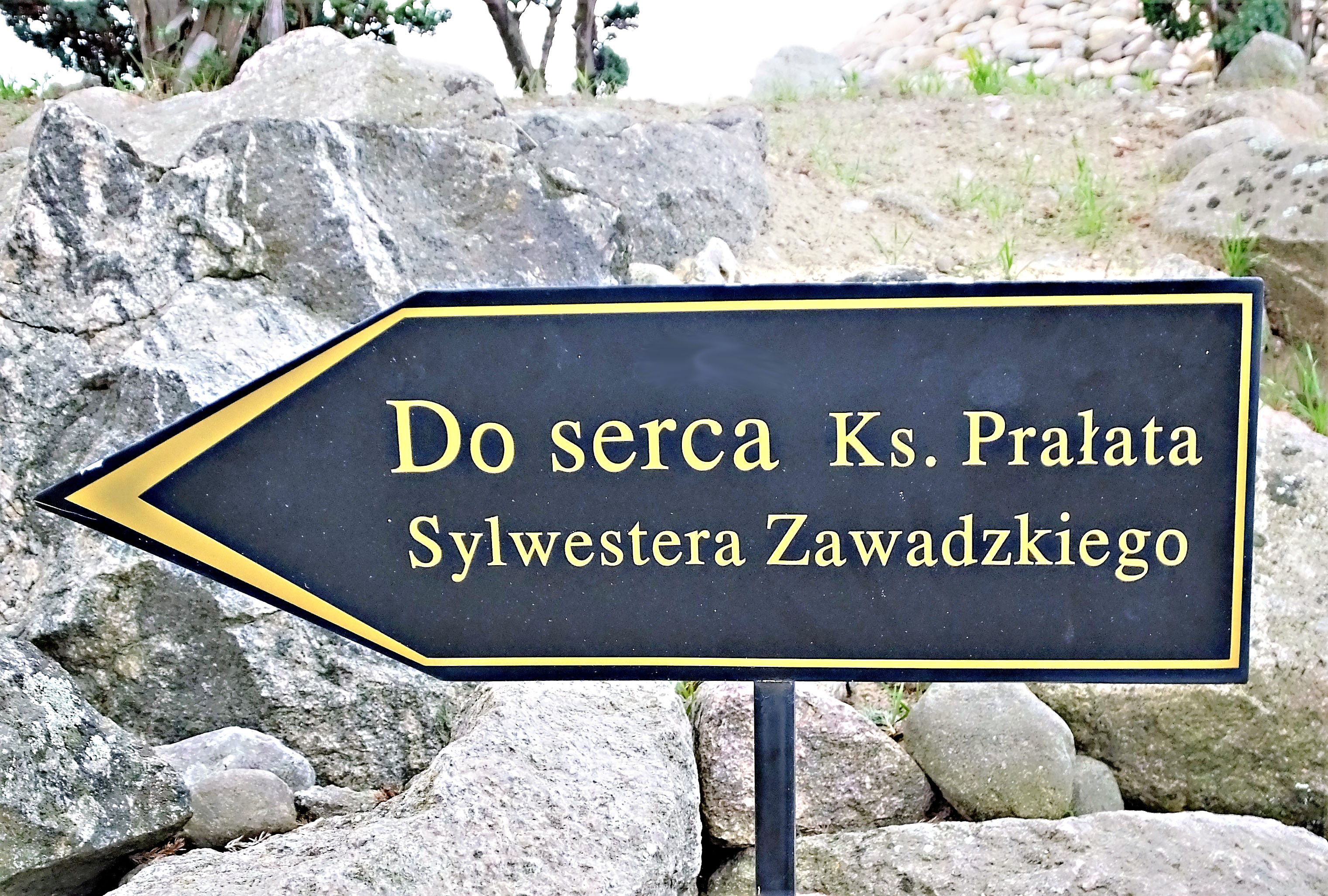Dort ist das Herz des Prälaten Sylwester Sawadzki beigesetzt.