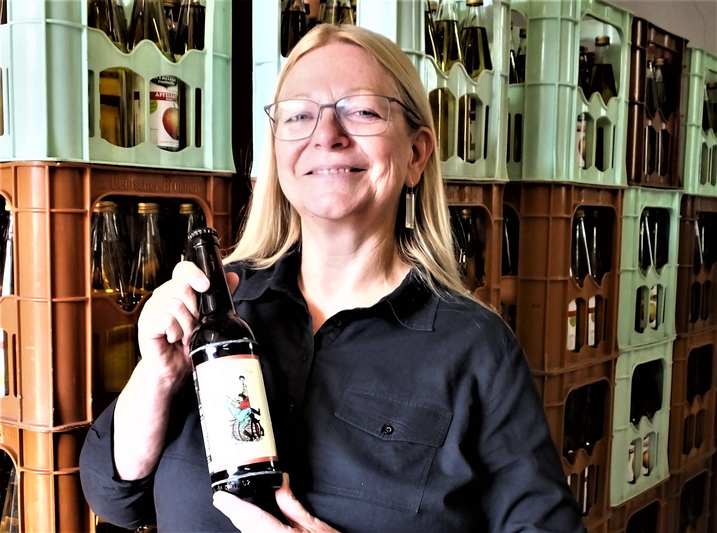Auch Bürgermeisterin Nora Görke findet das Bier "Kyritzer Mord und Totschlag" lecker.