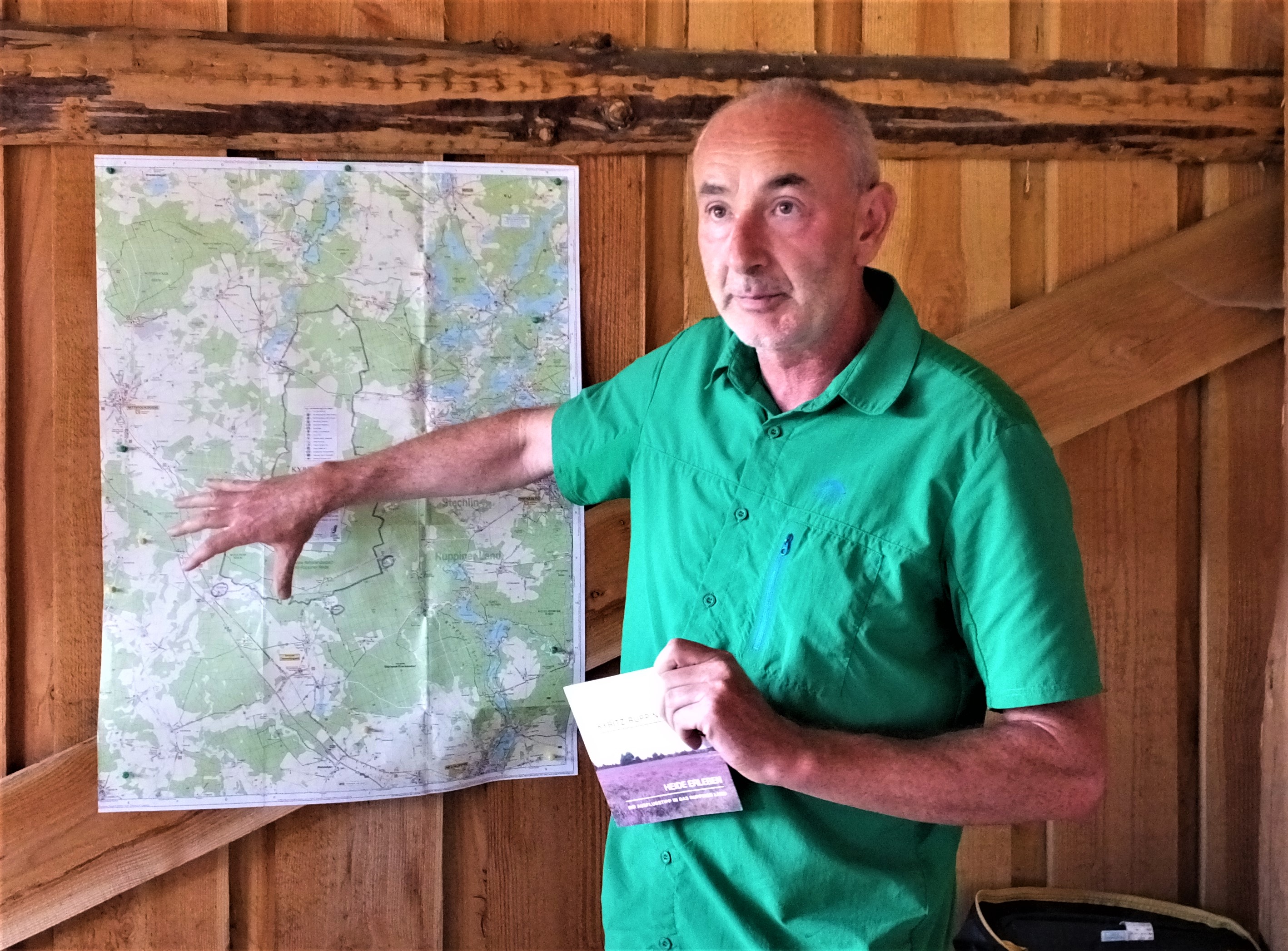 Natur- und Landschaftsführer Olaf Wolff erläutert den Besuchern am Parkplatz Pfalzheim die Kyritz-Ruppiner Heide.


