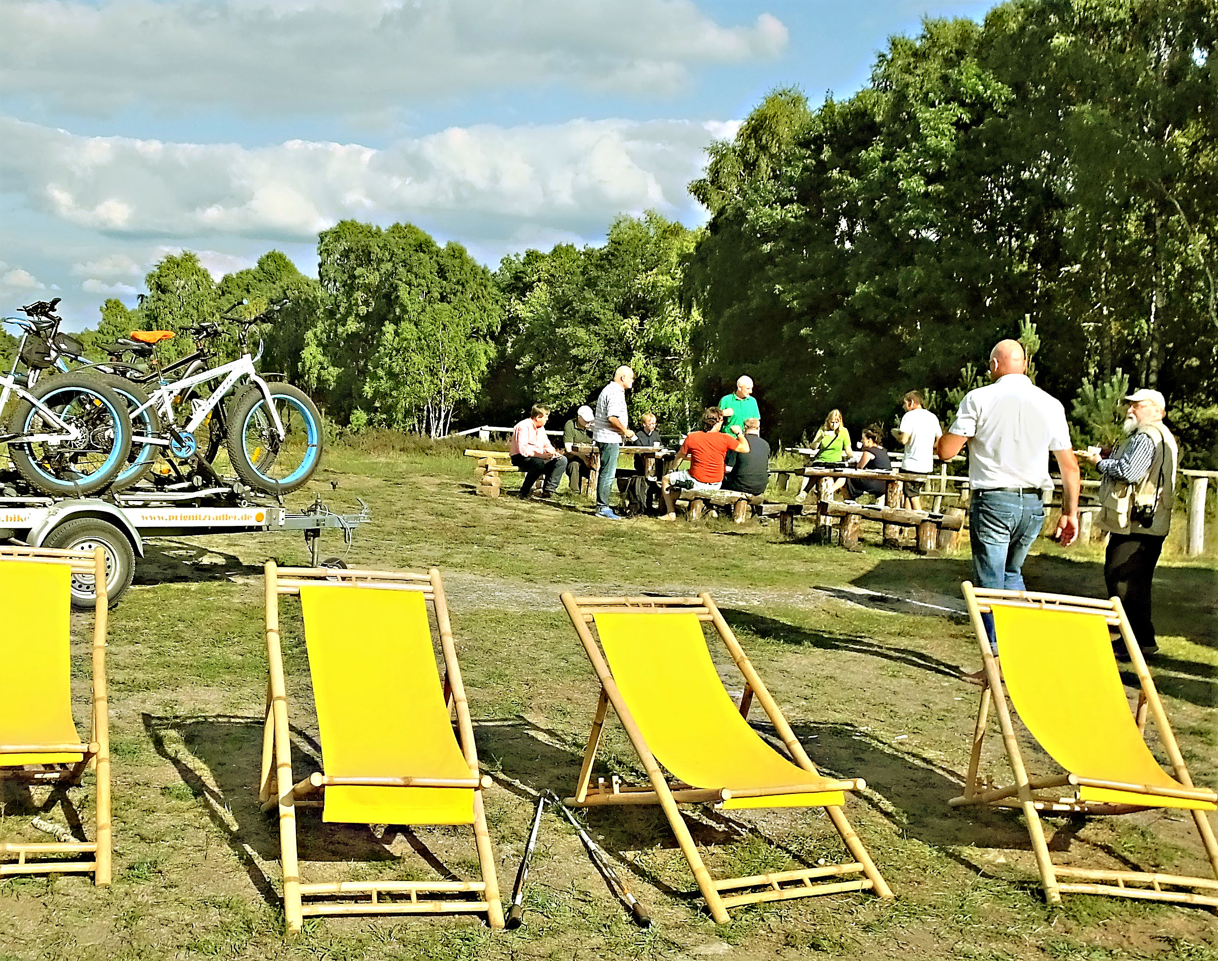 Eine zünftige Picknick-Rast auf dem Sielmann-Hügel, benannt nach dem großen Naturliebhaber und Tierfilmer Heinz Sielmann (1917 - 2006),  ist oft das Highlight einer Heidetour.