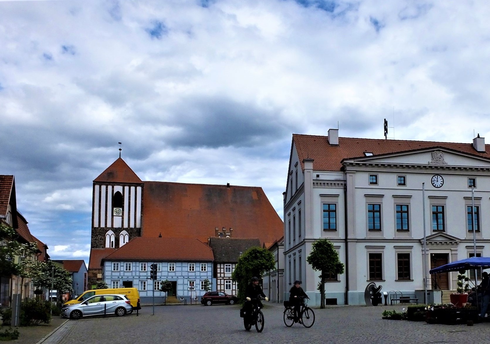 Marktplatz mit Rathaus und Johanneskirche im Herzen von Wusterhausen/Dosse. Fotos: Manfred Weghenkel