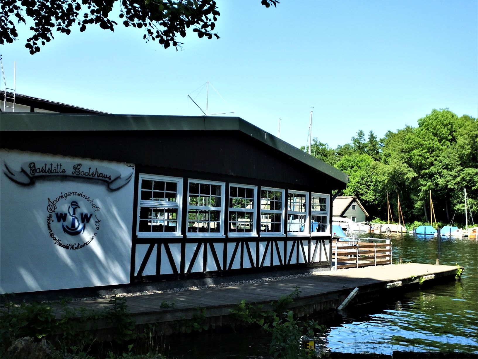 Eines der idyllisch am See gelegenen Bootshäuser mit Gaststätte.