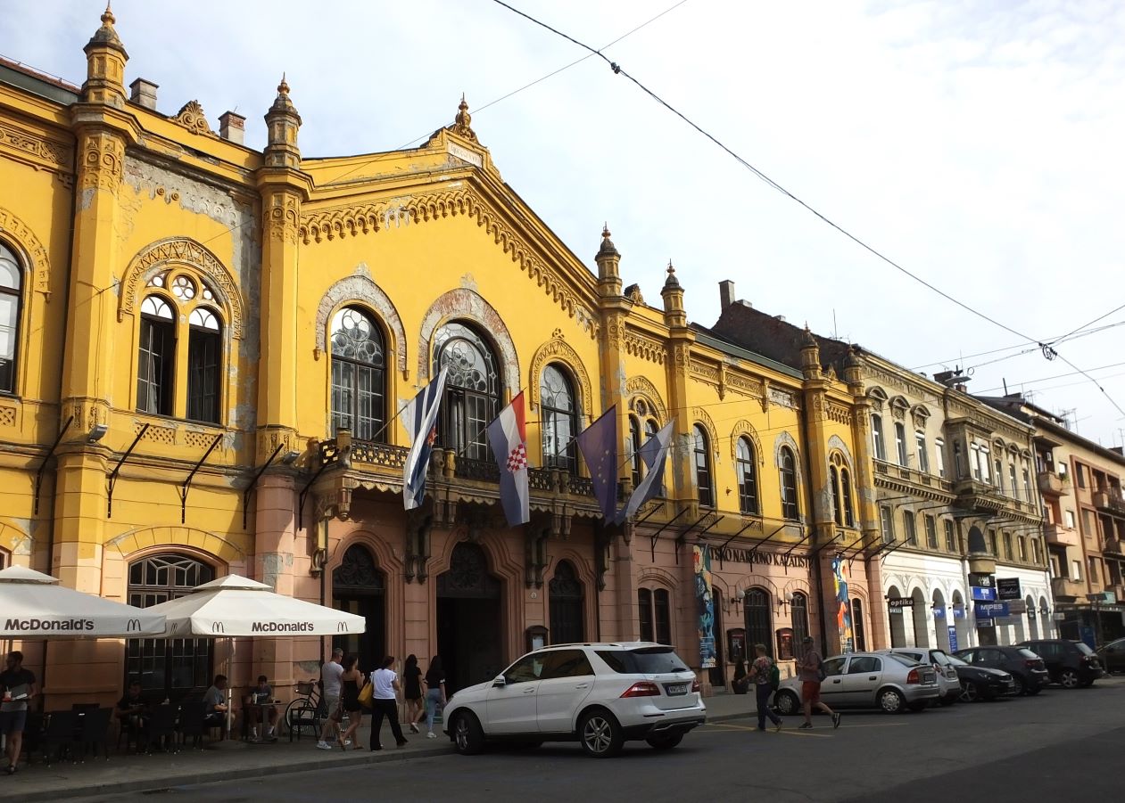 Als kulturelles Zentrum verfügt Osijek auch über ein vielbesuchtes Schauspiel- und Opernhaus. 

