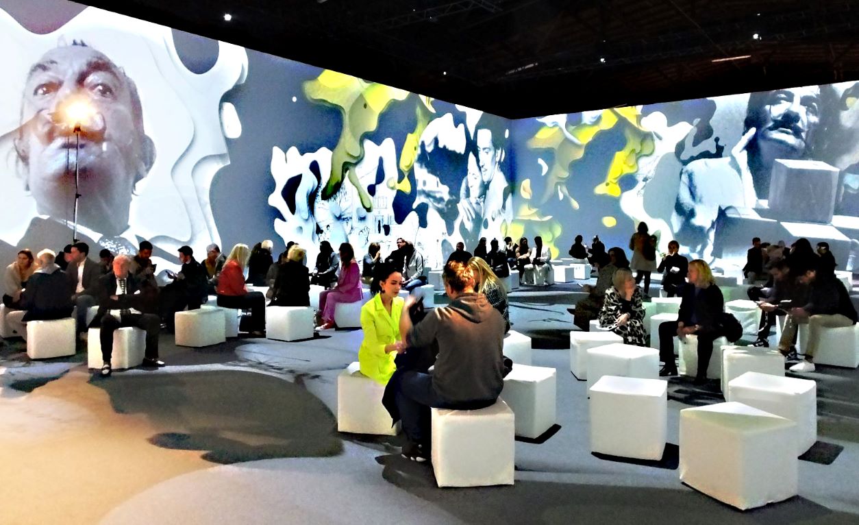 Im riesigen „Immersive Room“ kulminiert dank modernster Technik die Ausstellung. Sie wird zum beeindruckenden Bild-und-Ton-Showerlebnis.