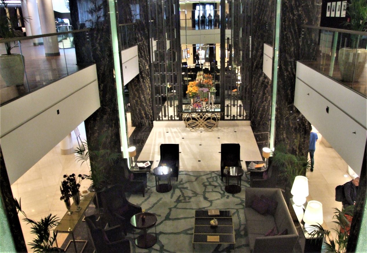 Von oben gesehen: Der sehr großzügig gehaltene Lobby- und Eingangsbereich nimmt die Hotelgäste sofort gefangen.
