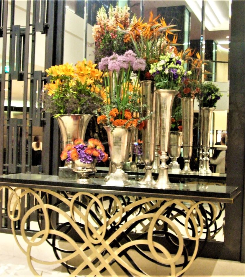 Von Meisterhand arrangierter Blumenschmuck in der Lobby.
