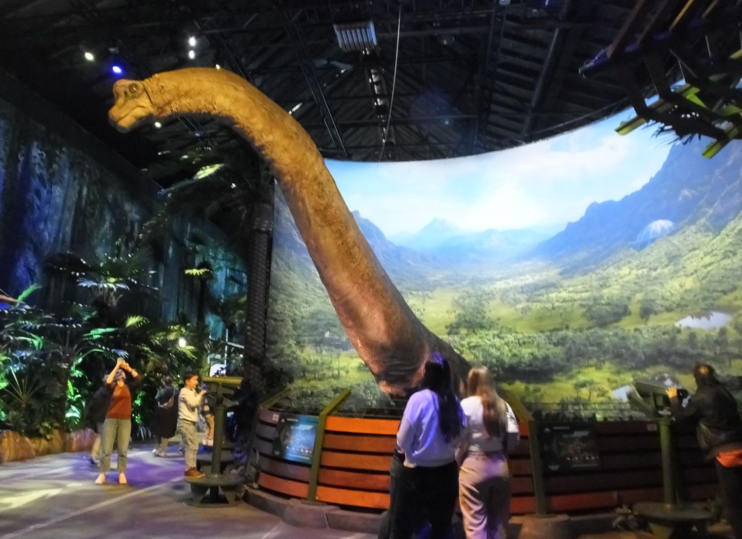 Und da ist er auch schon: der gigantische Brachiosaurus mit dem 8 Meter langen überaus beweglichen Hals. Natürlich ein beliebtes Foto- und Videomotiv. Aufnahmen ohne Blitz dürfen gemacht werden.