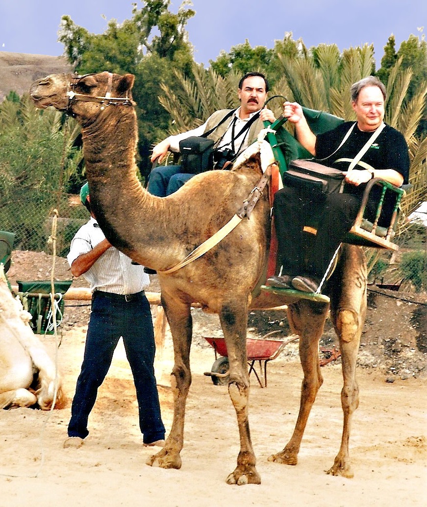 Zu den vielen informativ-erlebnisreichen CTOUR-Pressereisen gehörte auch der mit Alltours 1997 realisierte Trip auf die Kanarischen Inseln. Hier die CTOURisten Hans-Peter Gaul (r.) und Manfred Weghenkel bei einer Safari auf Fuerteventura.