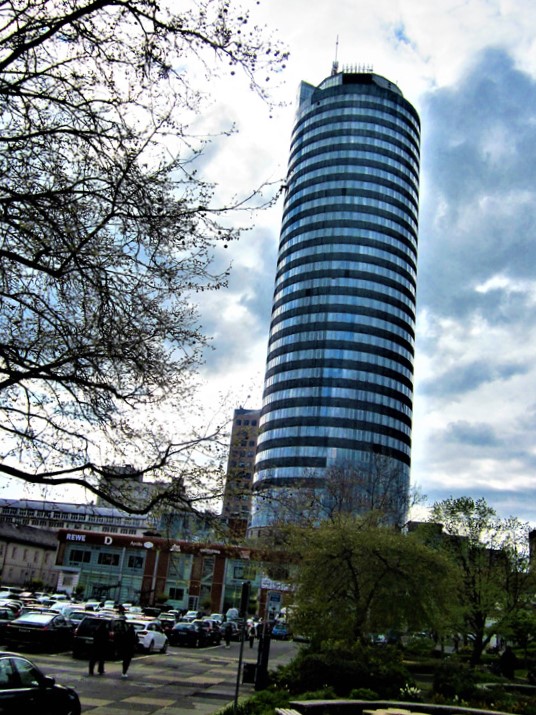 Reizvoller Kontrast: Moderner Turmbau zu Jena.