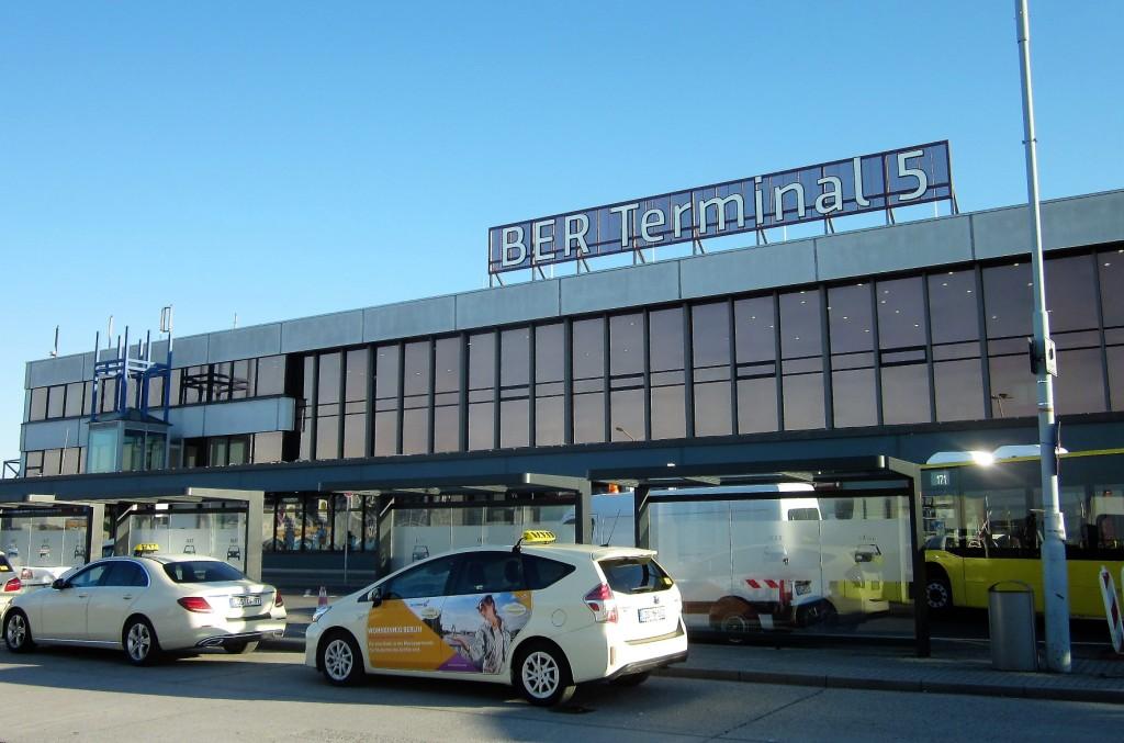 Das 1976 errichtete Hauptgebäude des bisherigen Schönefelder Airports mit der bronzefarbenen Front aus bedampften Glas. Foto: Manfred Weghenkel