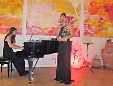 3 Jahre Salon Moon in Berlin: Die Sängerin Moon Suk, begleitet von der Pianistin Imke Lichtwark