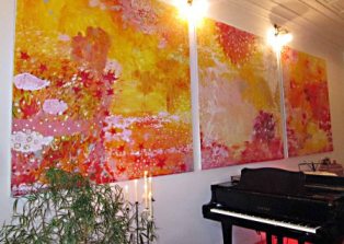 Eigene großformatige Wandbilder von Moon Suk schmücken den Salon